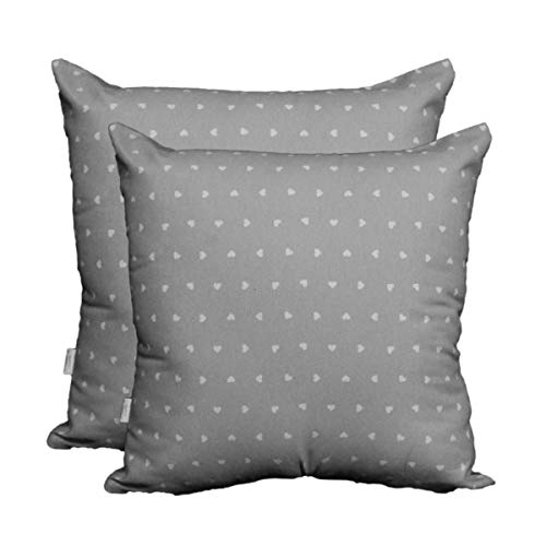 Design Romantico: I cuscini decorativi presentano un design romantico con motivi a pois e forme a cuore, ideali per creare un'atmosfera accogliente e romantica nella tua casa