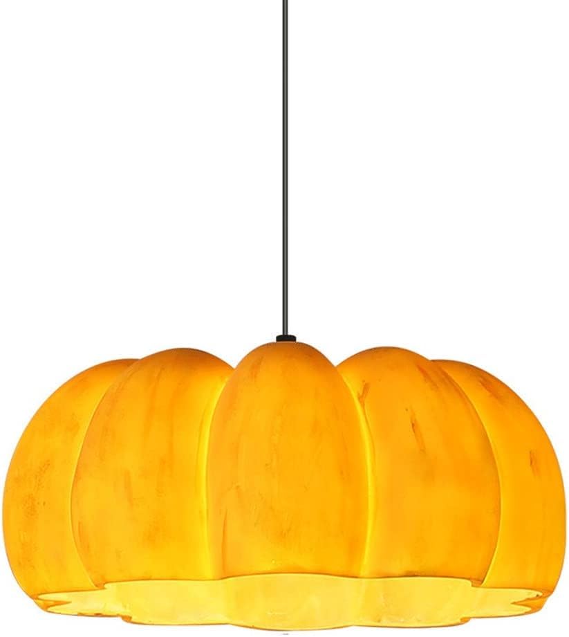 Suspension bois orange pour éclairer un grand salon sombre