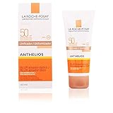 Protección SPF 50 reforzada contra los rayos UVA en una textura crema coloreada que se transforma en polvo para una piel uniforme