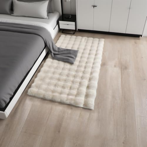 Wusboo Tappeto Camera da Letto Morbido 60×90 cm – Tappeto Peloso Beige Pelo Lungo in Finta Pelliccia, Lavabile e Antiscivolo, Scendiletto Moderno per Salotto, Cameretta e Decorazione Casa