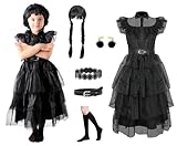 Ein einzigartiges Outfit bestehend aus einem besonderen Kleid, einer Perücke, zwei Gürteln, Ohrringen und Kniestrümpfen. (6 Elemente).