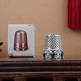 【Premium-Material】 Hergestellt aus Messing, ist dieser Fingerhut langlebig und langlebig. Es ist in verschiedenen Farben wie Kupfer, Gold, Silber und Bronze erhältlich und verleiht Ihrem Nähset einen Hauch von Eleganz.