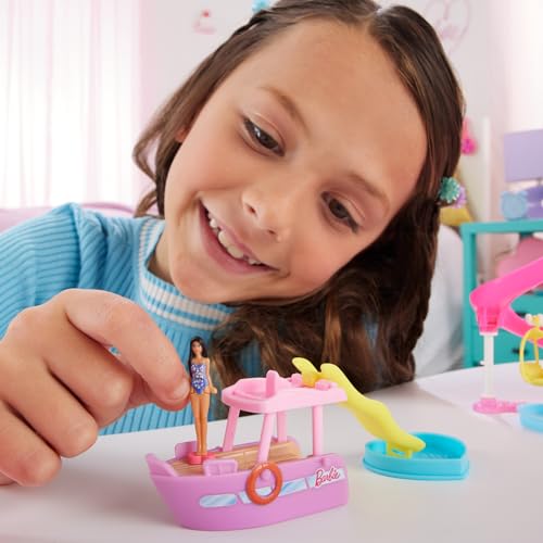 Barbie Coffret Bateau de rêve Mini-BarbieLand comprenant une poupée de 3,8 cm, un bateau qui change de couleur, une piscine et un toboggan amovible, HYF41