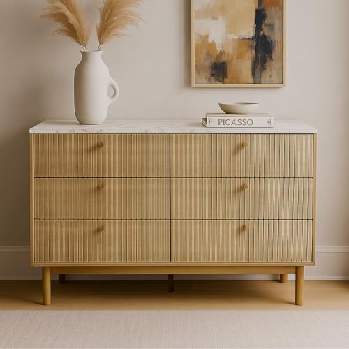 CONCEPTO FÁBRICA | Aparador Brox 120 cm Aspecto Madera ranurada y Mármol | 6 cajones con asas doradas | Estilo escandinavo contemporáneo | Almacenamiento espacioso y elegante | Patas de madera |