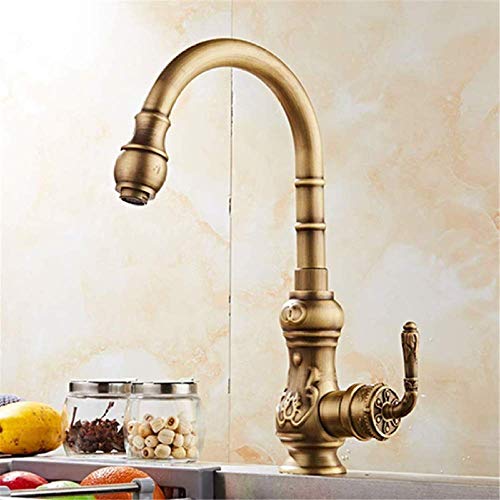 Robinet de cuisine en laiton antique pour un évier au charme authentique et chaleureux