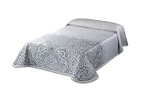 La colcha tiene un color muy suave aguamarina que ofrecen elegancia al dormitorio