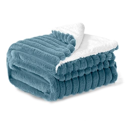 BEDELITE Kuscheldecke Flauschig Decke 150x200 - Dicke XL Sherpa Decken Blau für Couch, warme Cord Kuscheldecken Hellblau weiche Fleecedecke Wohndecke als Couch Überwurf für Wohnzimmer