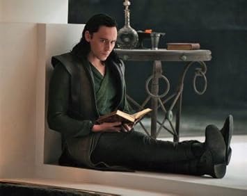Amazon Co Jp ブロマイド写真 映画 マイティ ソー2 ロキ トム ヒドルストン 座って読書する ホーム キッチン Amazon Co Jp ブロマイド写真 映画 マイティ ソー2 ロキ トム ヒドルストン 座って読書する ホーム キッチン