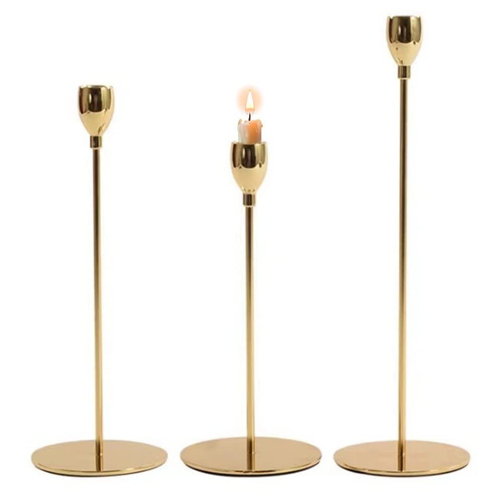 Candelabros de metal estables que evitan caídas de cera en manteles de bodas y fiestas