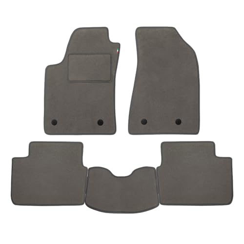 La Moquette è in fibra 100% polipropilene, antibatterica, antimuffa, anallergica e lavabile. Il fondo è in gomma di lattice atossica che lo rende antiscivolo.