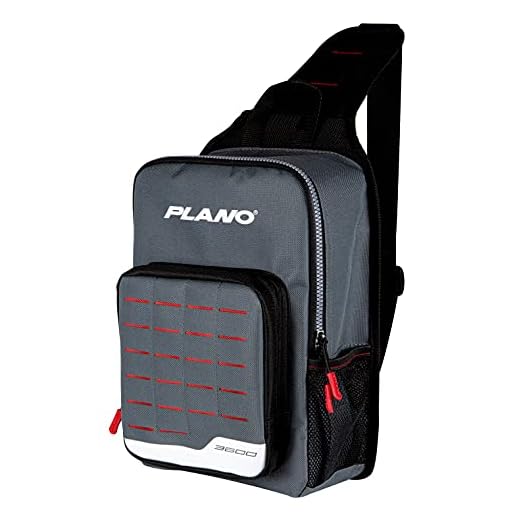 Plano Unisex-Erwachsene PLABW560 Weekend Series Tackle Sling Pack, Grau mit roten, schwarzen und weißen Akzenten, inklusive 2 3600 verstaubaren Organizer-Boxen, Premium-Aufbewahrungsboxen