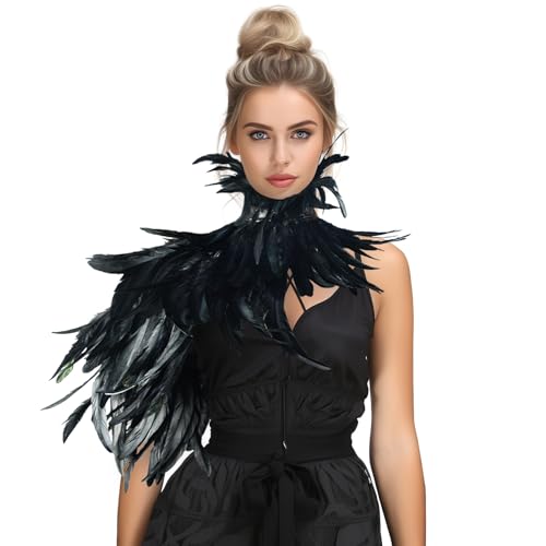 Costume gothique réussi grâce à l'écharpe cape en plumes sigando