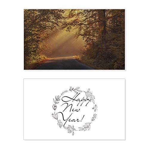 Tarjeta conmemorativa de Año Nuevo para felicitar las fiestas con un elegante paisaje de bosque