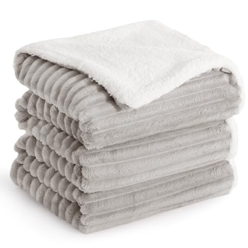Aisbo Couverture Polaire Sherpa 230x270cm Beige, Couverture en Flanelle épaisse Couche et Confortable, Plaid Canape Fourrure Jeté de Canapé et aux Lits Chaude et Douce pour l'hiver Épais