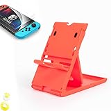 🐾 【Robust und sicher】 Unser Ständer für Nintendo Switch mit langlebigem ABS-Gehäuse sorgt für Zuverlässigkeit. 4 Gummipads auf der Unterseite und 2 Anti-Rutsch-Streifen auf der Rückseite des Nintendo Switch-Spielständers dienen dazu, Ihren Nintendo Switch sicher anzuzeigen und ein Herunterfallen zu verhindern. 2 Lüftungsschlitze verhindern, dass sich Ihr Gerät während des Spielens überhitzt. Seine doppelten Zinken können Ihren Switch fest und sicher an Ort und Stelle halten.