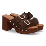 101455 Sandalia tipo Zueco de mujer con plataforma y tacon ancho estilo madera. Con diseno de hebillas y tachuelas metalicas. Un modelo comodo y ligero para primavera verano. Marron Talla 39