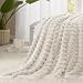 WAVVE Kuscheldecke Flauschig Decke Klein Beige 130x150cm - weiche Flanell Fleecedecke, Sofadecke & Couchdecke, Warme Korddecke für Wohnzimmer Deko, Gemütlicher Sofaüberwurf Tagesdecke