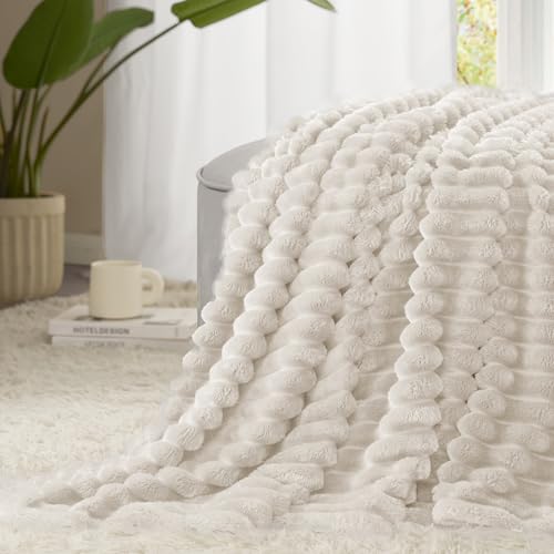 WAVVE Kuscheldecke Flauschig Decke Klein Beige 130x150cm - weiche Flanell Fleecedecke, Sofadecke & Couchdecke, Warme Korddecke für Wohnzimmer Deko, Gemütlicher Sofaüberwurf Tagesdecke