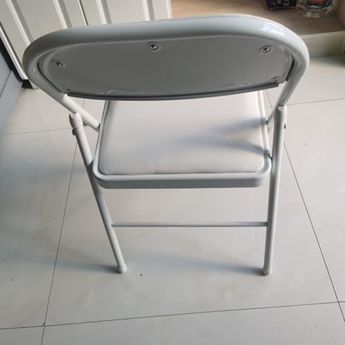 Chaise pliante transparente empilable pour optimiser les petits salons