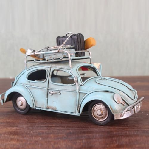 Voiture vintage en fer bleu ciel comme accessoire décoration intérieure