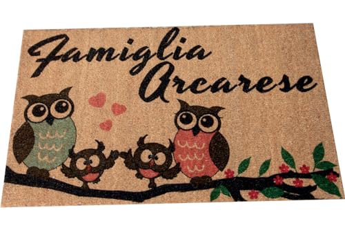 LOVEDOORMAT Zerbino Personalizzato - Famiglia Gufi Tuo Testo - in Cocco Naturale Fondo in Gomma cm. 60x40x2 e Altre Dimensioni Su Misura. Artigianato Fatto a mano Design Produzione 100% Made in Italy