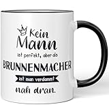 JUNIWORDS Tasse, Kein Mann ist perfekt, aber als Brunnenmacher ist man verdammt nah dran, Schwarz (6343401)