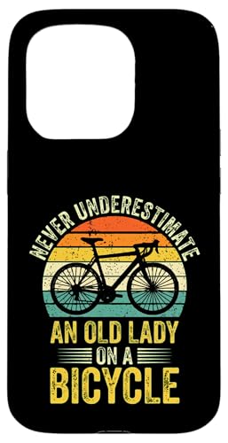 Never Underestimate an Old Lady On A ���]�� �T�C�N�����O �o�C�N �X�}�z�P�[�X iPhone 15 Pro �p