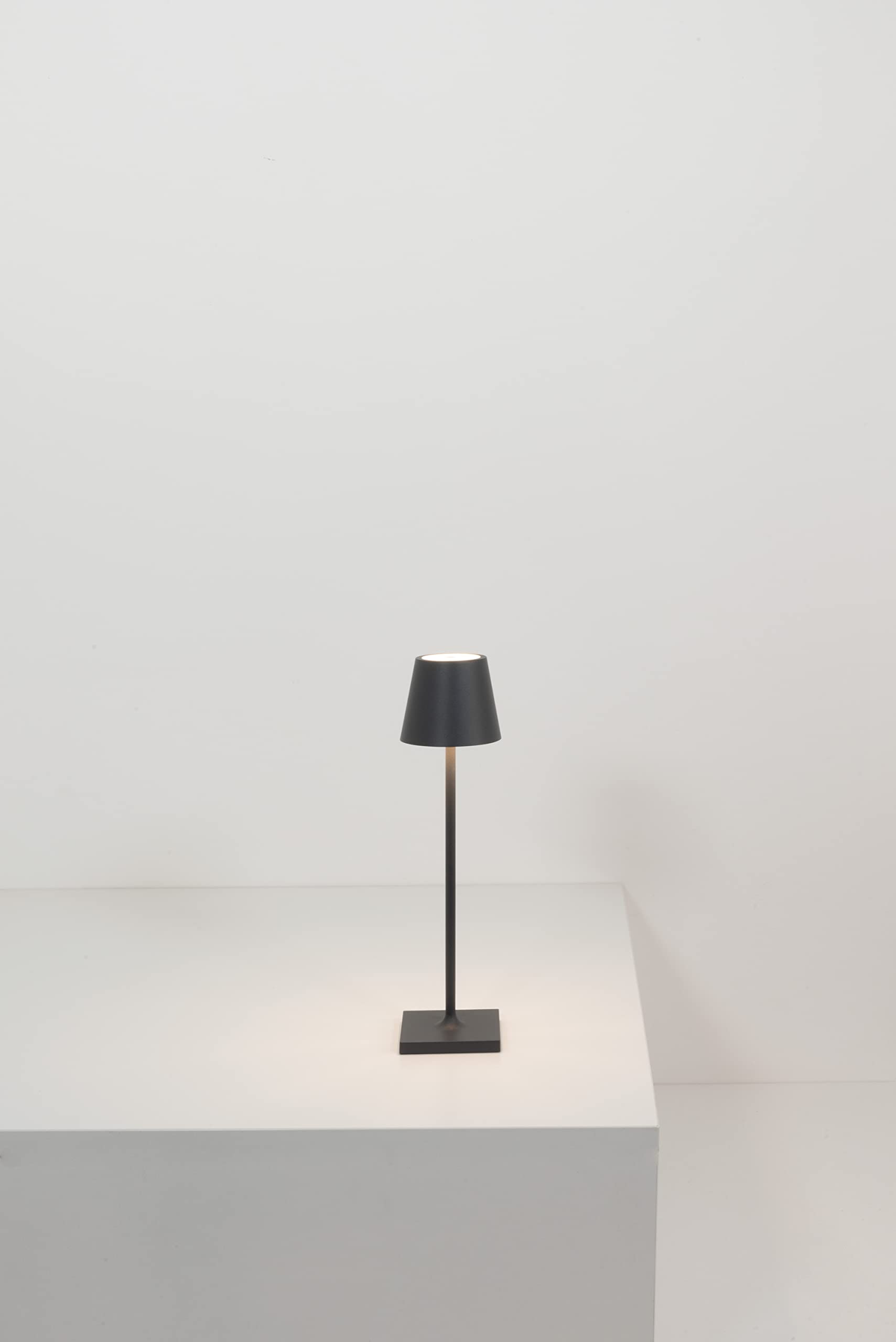 Zafferano Poldina Pro Micro, Lampada da tavolo LED senza fili Ricaricabile, Temperatura colore 2200-2700-3000K, IP65 Uso Interno/Esterno Batteria Lunga Durata, Alluminio H 27.5 cm - Grigio scuro