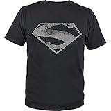 DC COMICS HERRENSHIRT – Das Kurzarmshirt mit dem schwarz-weißem Superman-Logo ist ein moderner Fan-Artikel mit hochwertigem Druck – darf bei Männern mit Superkräften im Schrank nicht fehlen.