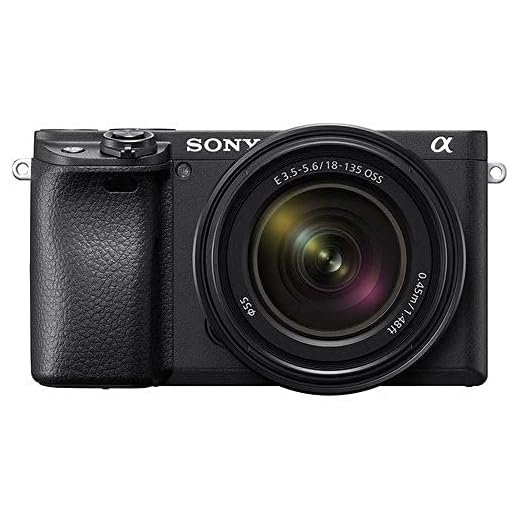 Sony ILCE6400MB.CEC Alpha 6400 Cámara evil APS-C con objetivo zoom 18-135mm f/3.5-5.6 (Enfoque automático rápido 0.02s, 24.2 Megapíxeles, grabación de vídeos en 4K y pantalla inclinable para Vlogging)