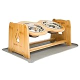 Moin! Das wichtige zuerst, pro Futternapf ist ein FASSUNGSVERMÖGEN von 500ml vorhanden. Die Hundebar ist 42cm LANG, 19,5cm HOCH und 18,5cm BREIT. Die rutschfeste Fressnapf Unterlage ist 47cm Lang und 43cm breit. Der Hundenapf ist erhöht bzw. höhenverstellbar oder neigbar, die Höhe bleibt gleich aber man kann sie seitlich neigen.