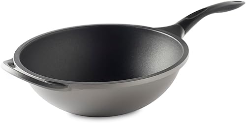 Nordic Ware Wok Pro Cast de 12 pulgadas con mango compuesto, apto para horno, aluminio antiadherente