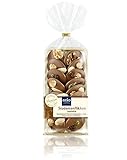 Praline mit Vollmilch-Schokolade (67 %), Nüssen (26 %) und Rosinen (7 %)