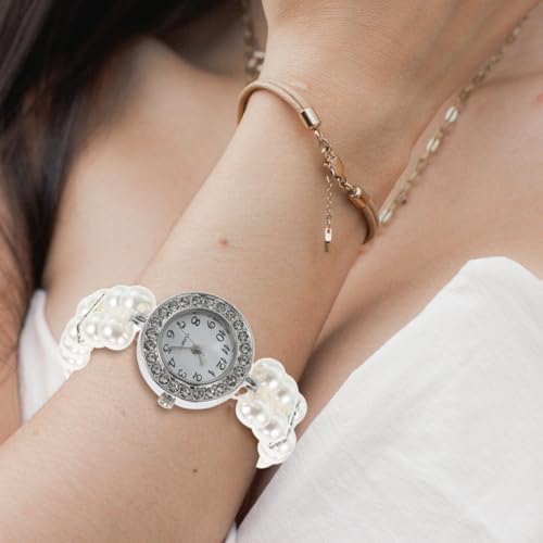 JECOMPRIS レディースバングルウォッチ パールブレスレットジュエリー ラインストーンの腕時計 レディースバングルウォッチ ヴィンテージゴールドウォッチ 女性のためのキラキラした時計 女性用カフウォッチ プラスチック 白い