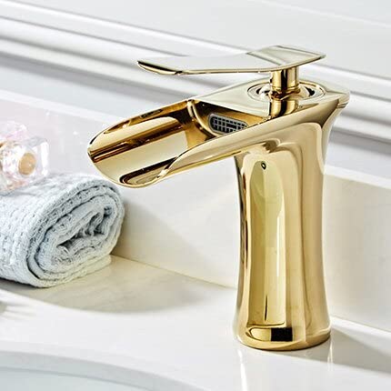 Robinet de salle de bain cascade dorée pour une vasque moderne et zen