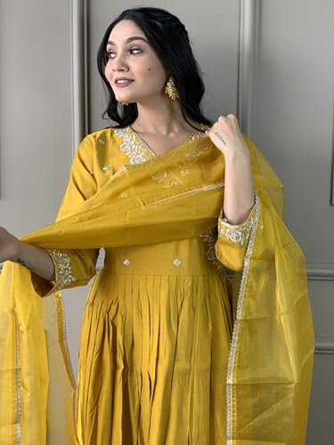 Image of Women's Viscose Chanderi Solid 3 /4 Sleeve V-Neck Embroidered Kurta, Pant and Dupatta-Red-JT-061