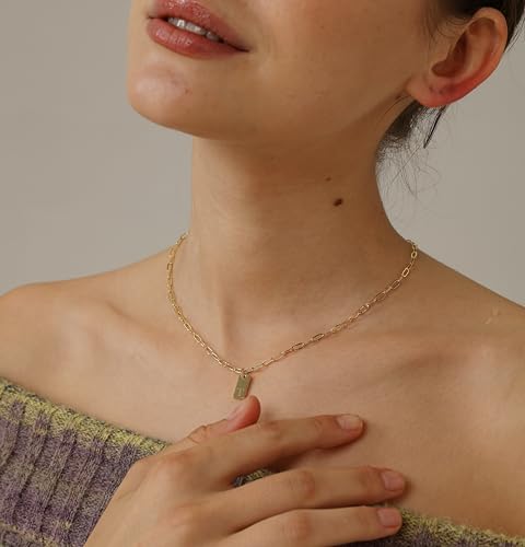 Bijoux en or à la mode : offrez un collier initiale délicat et personnel