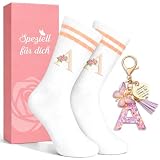 TUZELIYA A Personalisierte Geschenke für Frauen, Stickerei Socken Buchstabe mit Schlüsselanhänger Schmetterling - Geburtstagsgeschenke für Frauen, Geschenkset für Geburtstag, Jahrstag, Weihnachten