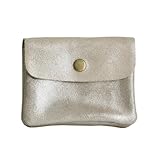 RANGEMENTS & ESPACES: 2 compartiments principaux, dont 1 pochette zippée et 1 ouverte pour pièces de monnaie, billets, cartes de crédit, pièce d'identité. Il dispose 1 petit emplacement plaqué entre les deux compartiments.