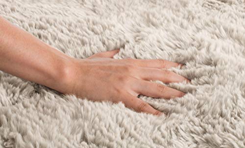 Brandsseller Lammfellimitat-Teppich 60x180 cm XXL – Flauschiger Hochflor Teppich aus Kunstfaser – Weiche, warme Deko-Auflage für Boden, Sofa, Sessel & Bett – Waschbar – Für Indoor & Outdoor – Grau