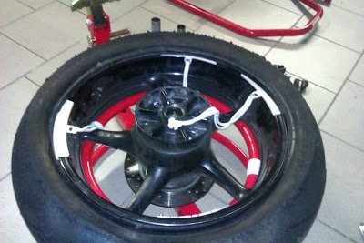 Attrezzo per smontaggio pneumatici da 13” a 21” per auto utilitarie, quad e 4x4, più 1 paio di protezioni per cerchioni