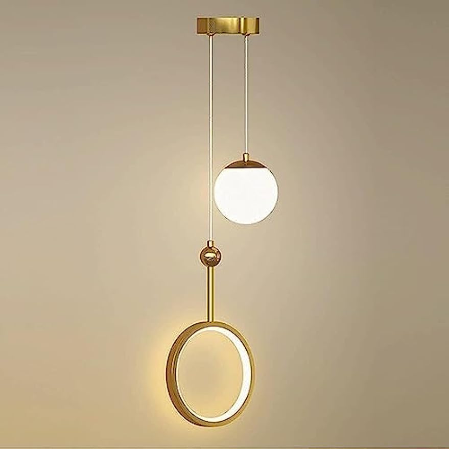 Chandelier golden moderne contre la lumière agressive de la chambre