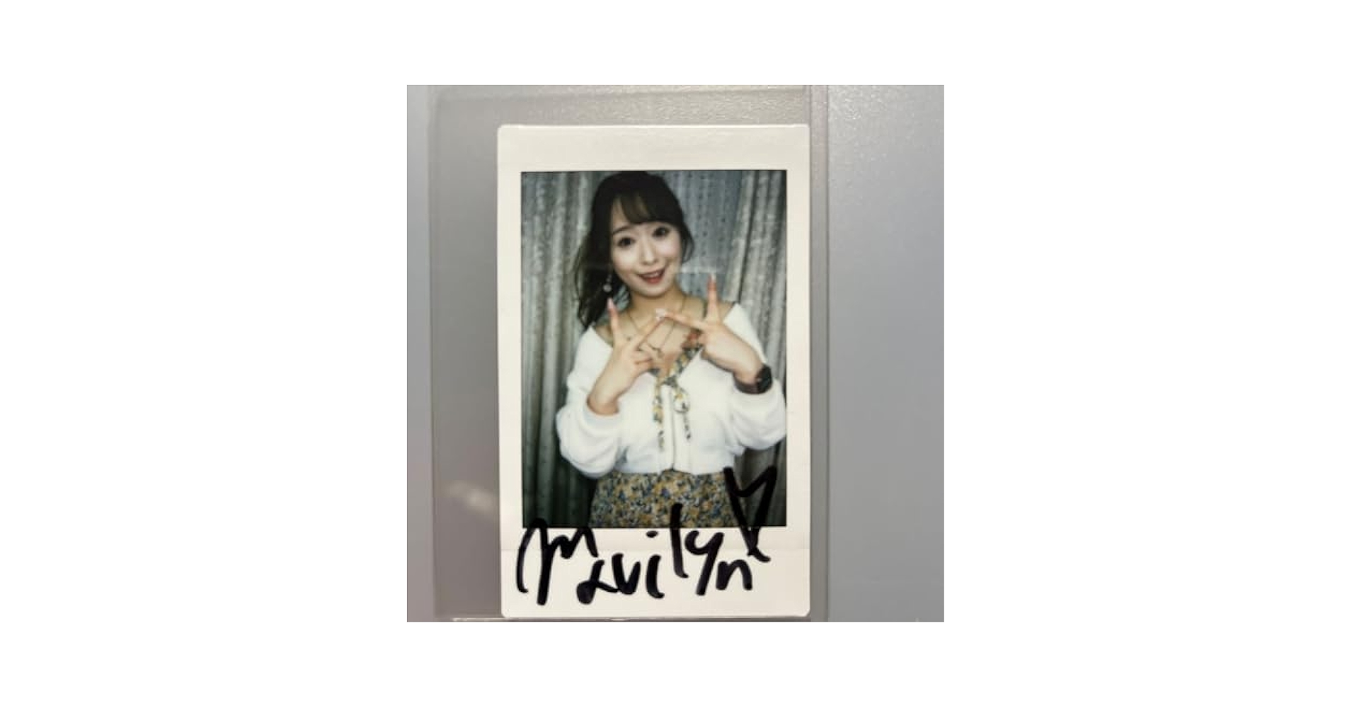 Amazon.co.jp: 白石茉莉奈 直筆サイン入りチェキ : おもちゃ