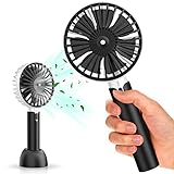 【 Personalisiert und tragbar, leichtes Design 】 Dieser persönliche Ventilator ist stilvoll und energetisch und zeigt Ihre Einzigartigkeit. Der tragbare Ventilator wiegt nur 155 g. Das leichte und tragbare Design, wenn Sie mit ihm unterwegs sind (in der Hand oder in Ihrer Tasche oder zum Aufhängen) wird eine 0 Belastung spüren. Es wird mit einer abnehmbaren, rutschfesten Basis und einer Öse zum Aufhängen geliefert. Er kann als Desktop-Ventilator verwendet werden, der bequem und schnell auf dem Schreibtisch verwendet werden kann, wenn Sie Computer spielen oder arbeiten. Gleichzeitig können Sie auch Ihre Hände freihalten.