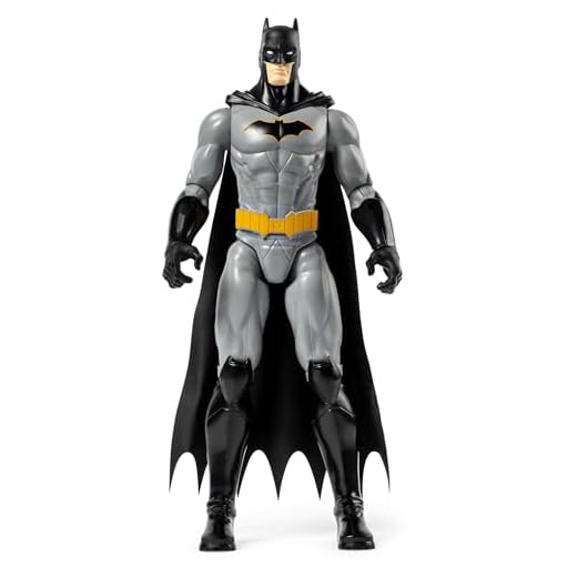 DC Comics BATMAN, Personaggio Batman in Scala 30 cm, con Decorazioni Originali, Mantello e 11 Punti di Articolazione, Giocattoli per Bambini e Bambine, 3+ Anni