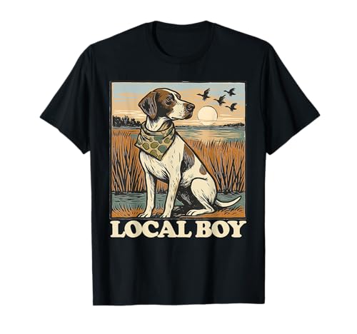 Il puntatore tedesco a pelo corto con bandana mimetica e tramonto palustre è perfetto per cacciatori, ragazzi del sud, amanti dei cani e chiunque ami la natura, la caccia alle anatre e la vita all'aria aperta