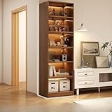 - Il design compatto della nostra piccola libreria consente un uso efficiente dello spazio in qualsiasi stanza, dalle camere da letto ai soggiorni, assicurandoti di poter esporre con stile libri e oggetti da collezione senza compromettere la superficie del pavimento.