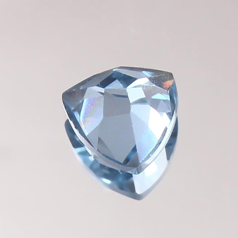 Gemme aigue-marine du Brésil 8 mm à facettes, la perfection du trillion