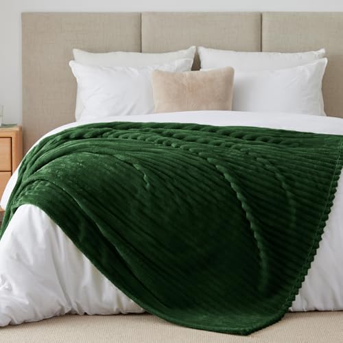 BEDELITE Kuscheldecke Flauschig Decke Groß - weiche Flanell Decken Grün 220x240 für Bett, Deko Streifen Cord Fleecedecke Dunkelgrün als Tagesdecke für Schlafzimmer, XXL Blanket Wide Use