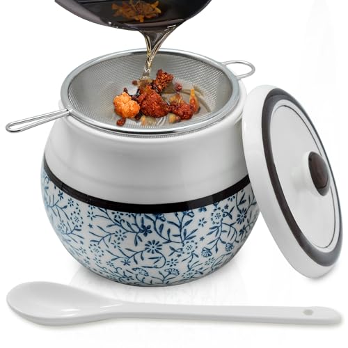 Caylielam Ceramic Bacon Grease Saver with Strainer, 23oz Kitchen Cooking Oil Disposal Container, Dust-proof Bacon Fat Storage Caddy, Elegant White Can and Blue Pattern, Spoon Included